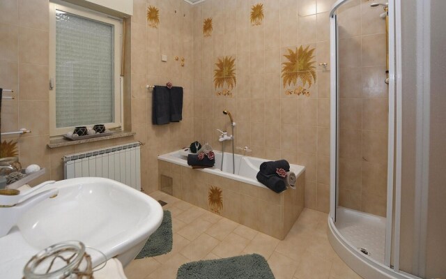 Stunning Home in Sezana With Jacuzzi, Wifi and 5 Bedrooms