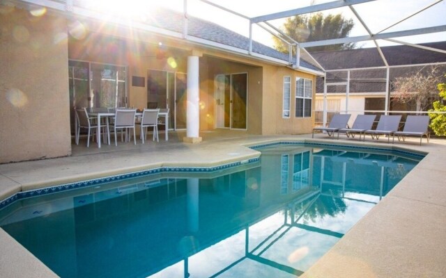 Lakeside Sunset 3 Bedroom by RedAwning