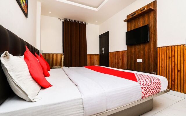 OYO 28373 Hotel Shri Sai