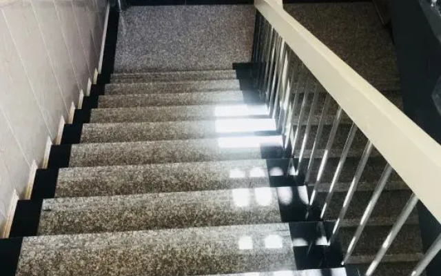 Huaxing Business Hotel