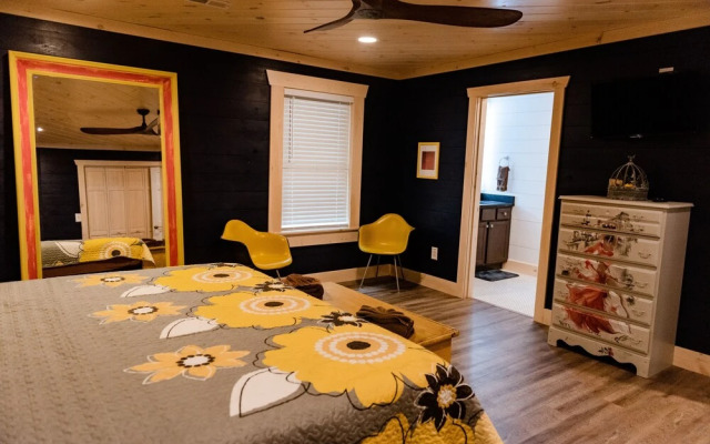 Bigfoots Retreat 2 Bedroom Chalet by RedAwning