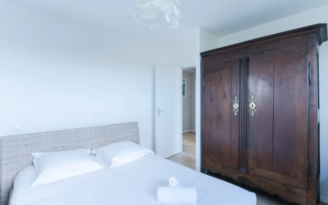 Pretty new House With Small sea View