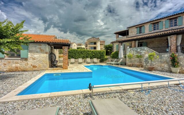 Vila Amyra With Pool
