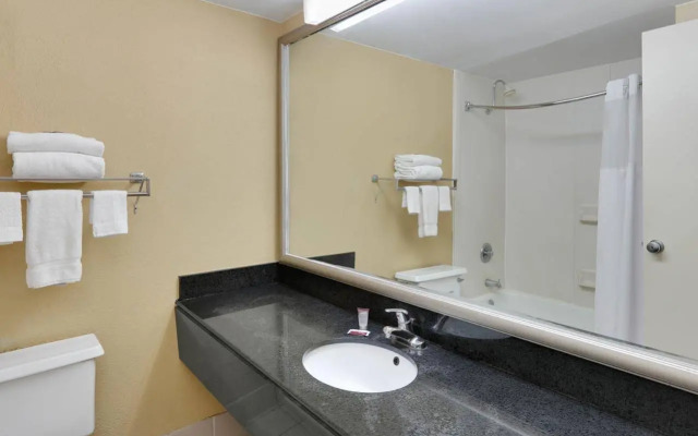 Travelodge By Wyndham Texarkana