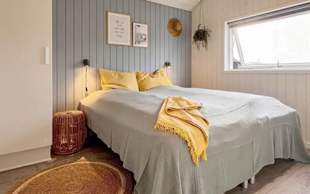 Stylish Lakeview Retreat-by Traum