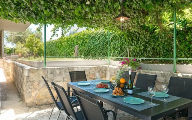 Seaside Getaway Holiday Home With Patio Slatine