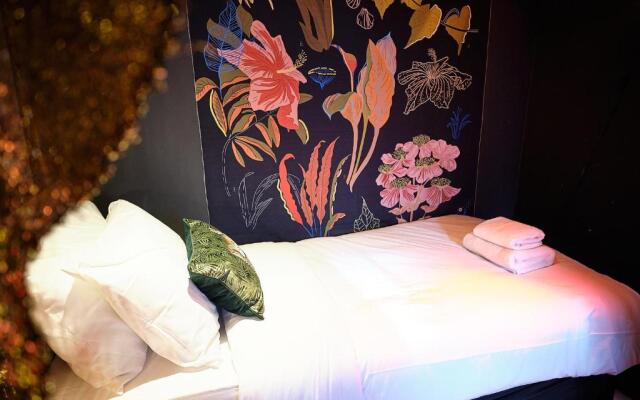 The Emerald Suite by Margate Suites