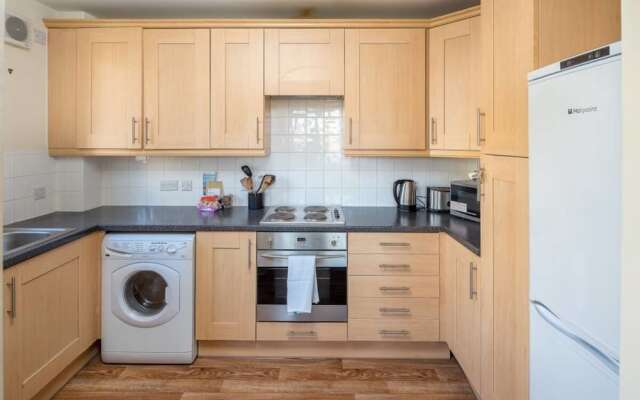 Modern 2 bed apt W/balcony 10 Mins to King's Cross
