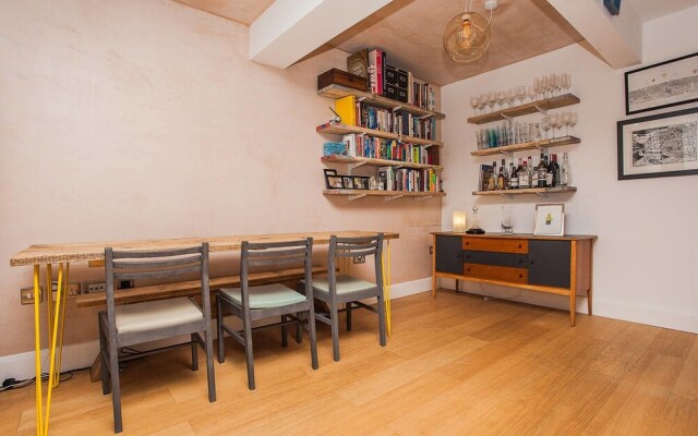 Modern 2 Bedroom House With Parking