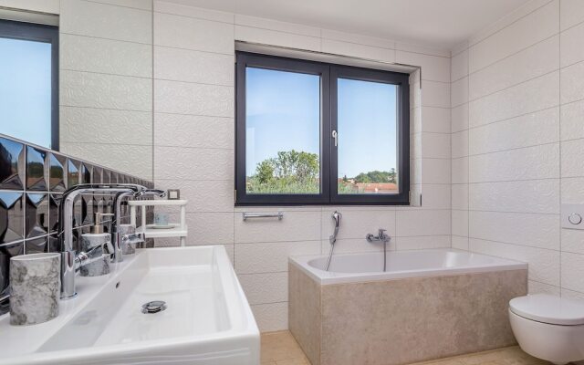 Wonderful Villa in Labinci - Kastelir With Swimming Pool