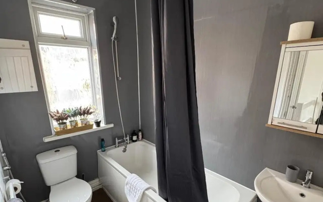 City Centre-4 Br-sleeps 7-garden-free Parking