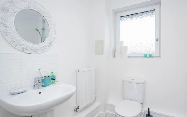 Impeccable 2-bed Apartment in Romford