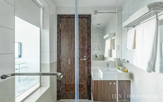 LUX - Opulent Island Suite Burj Khalifa View 1