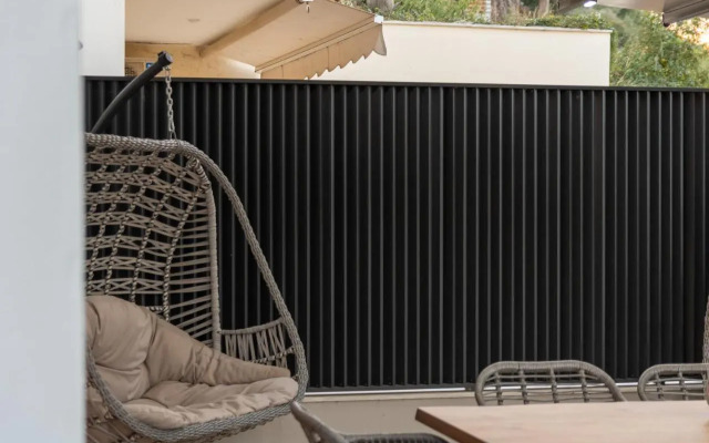 SithoniaRS Luxury Ground Floor Apartment With Private Garden