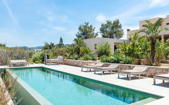 Stunning Villa With Gardens