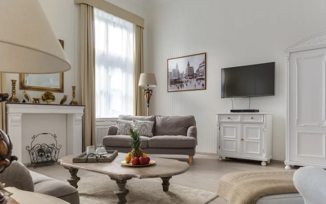 Chestnut & Eliza Suites - Superior Homes