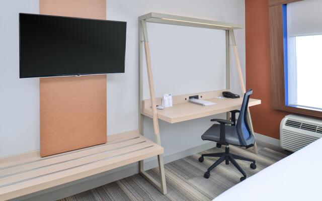 Holiday Inn Express & Suites Farmington Hills - Detroit by IHG