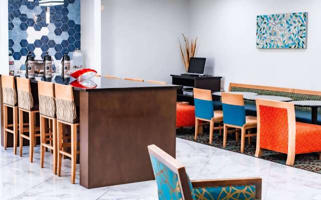 La Quinta Inn & Suites by Wyndham Evansville