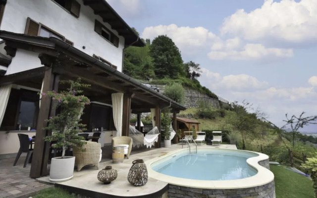 Valley View Pool Apartment