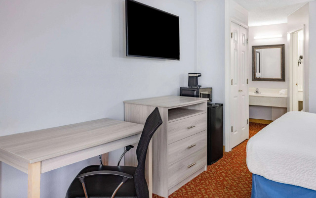 Days Inn & Suites by Wyndham Williamsburg Colonial