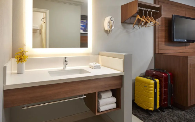 Studio Inn & Suites Downey