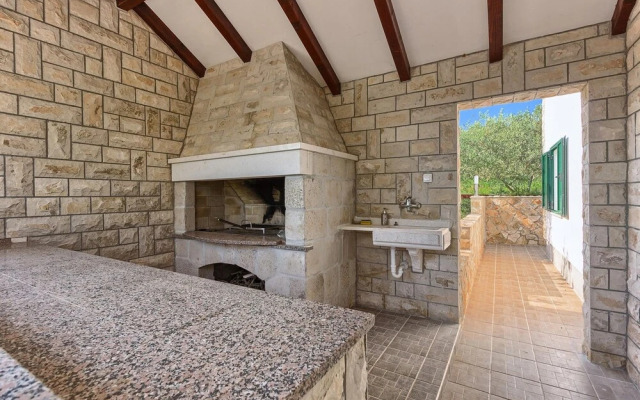 Beachfront Luxury Villa w. Pool & Large Garden