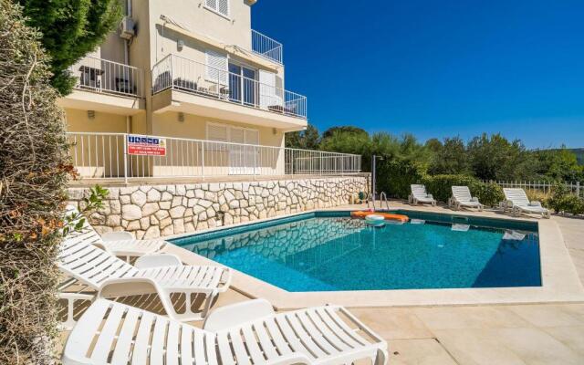 Comfort 1-Bedroom Apartment with Pool & Sea view
