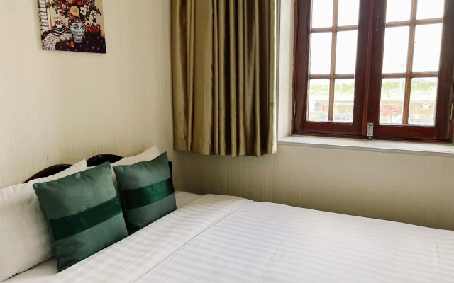 Riverside Hotel
