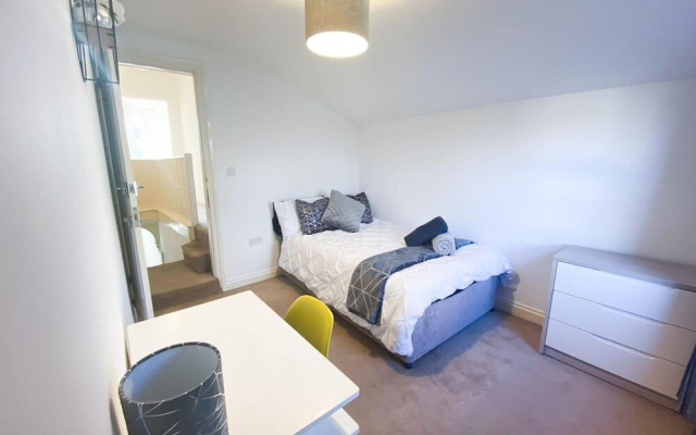 Central 4-bed House in Reading