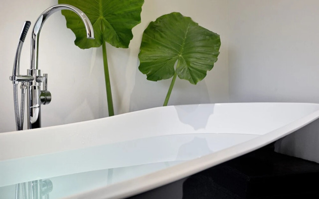 Alto Psyrri Penthouse by K&K