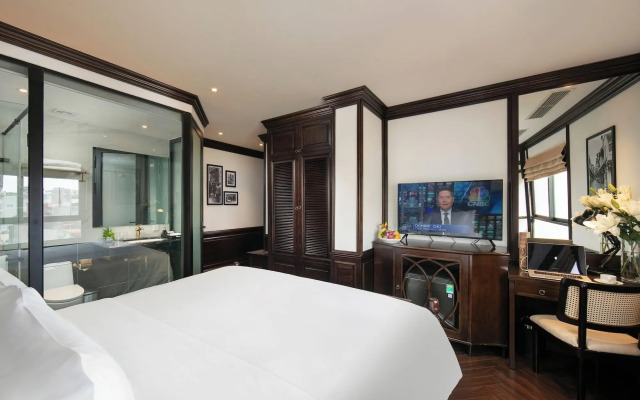 May de Ville Crown Hotel