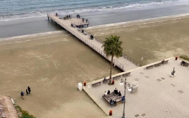 Larnaca Room, 50m to the Finikoudes beach
