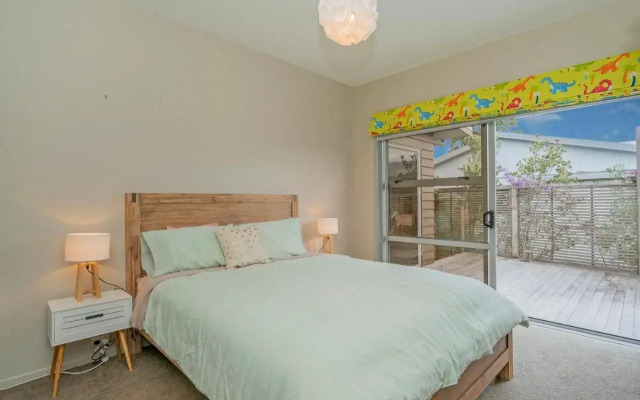 Sanctuary By The Water - Matarangi Holiday Home