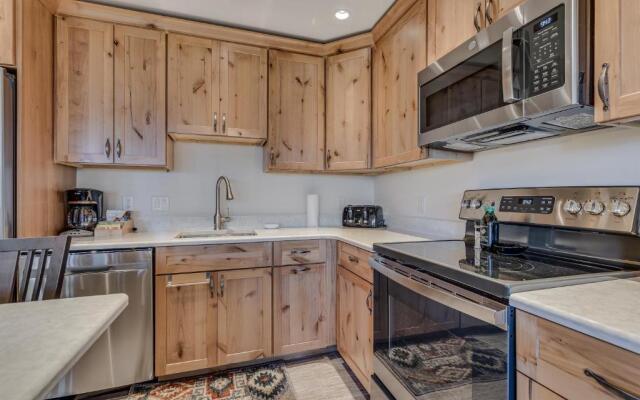 Laurelwood Condominiums Studio Premier Unit 106