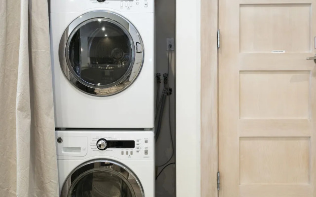 4192 Spruce Way 1 Bedroom Condo