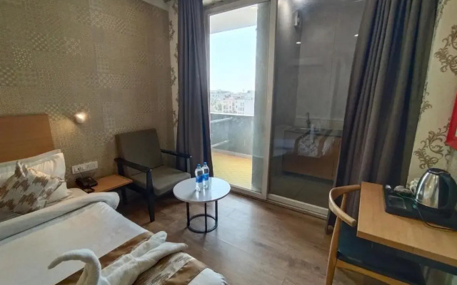 Saltstayz Select - Near Sohna Road City Center