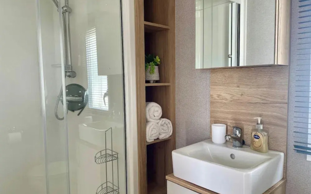 Gorgeous 2 Bed Caravan in South Cerney