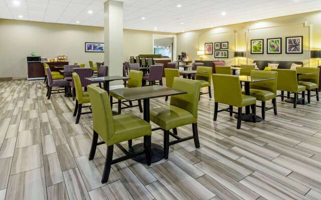 La Quinta Inn & Suites by Wyndham New Orleans Airport