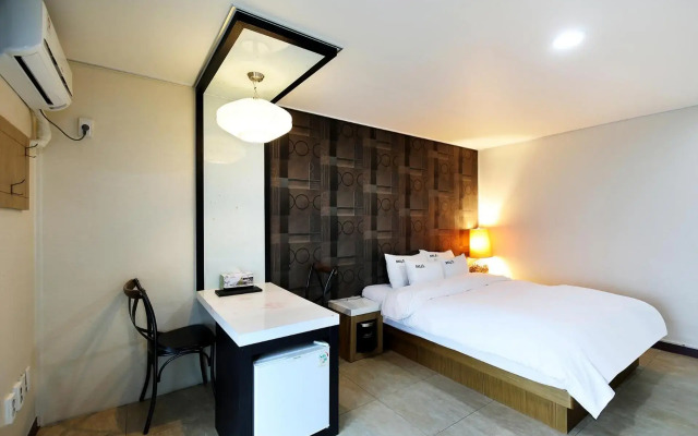 White Tourist Hotel