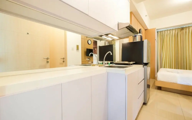 Homey Studio Room Tree Park Apartment near BSD City By Travelio
