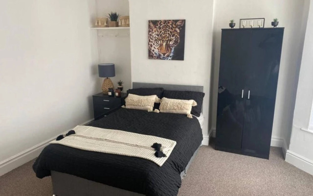 Immaculate 4-bed House Near Anfield and Goodison