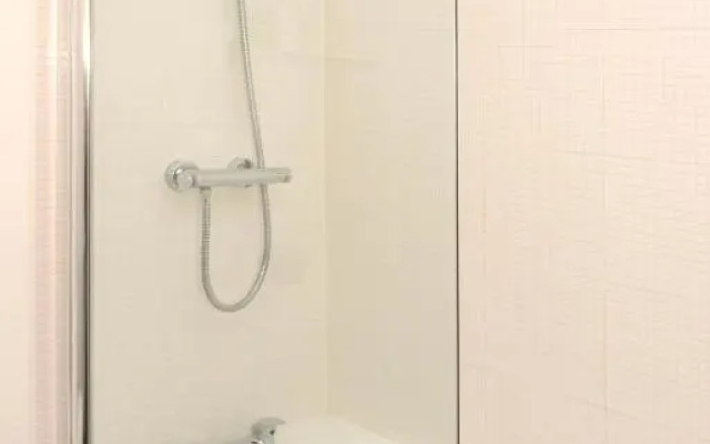 City centre 4 bedroom town house with parking