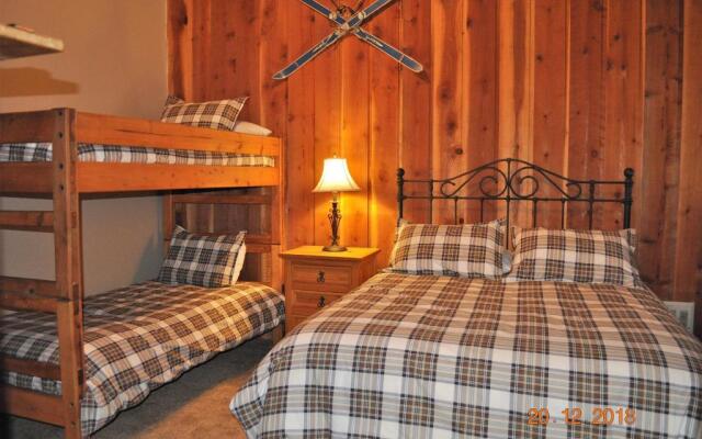 Mammoth Ski & Racquet Club #38 - Pet Okay