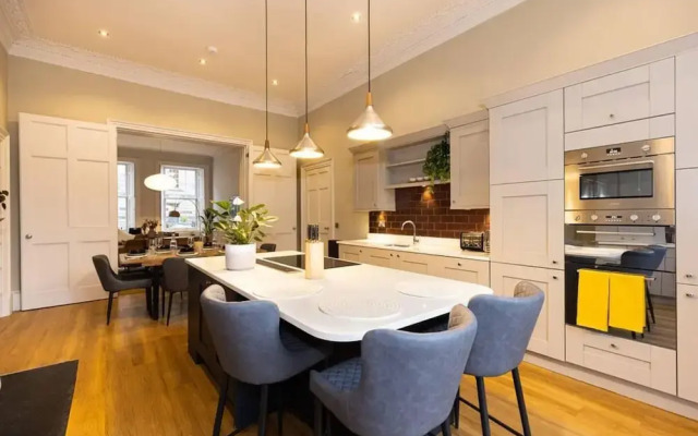 Beautiful Three Bedroom Georgian Home in Edinburgh