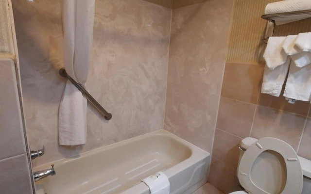 Quality Inn & Suites Grants - I-40