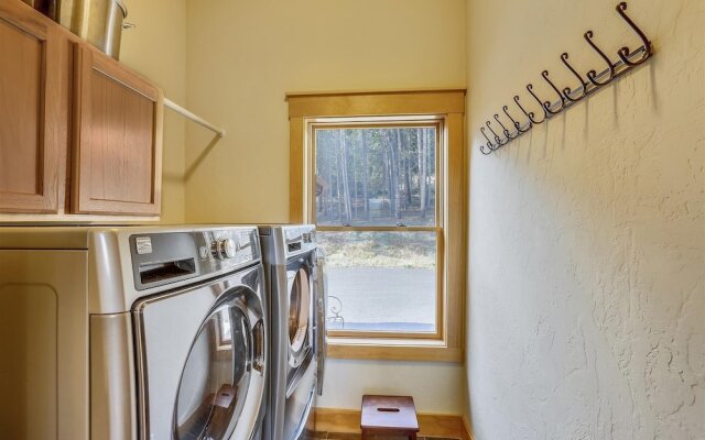 Swift Getaway 5 Bedroom Home by RedAwning