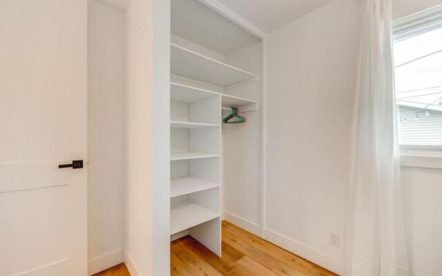 The Elm, 4 Bed Bungalow with Backyard and Firepit