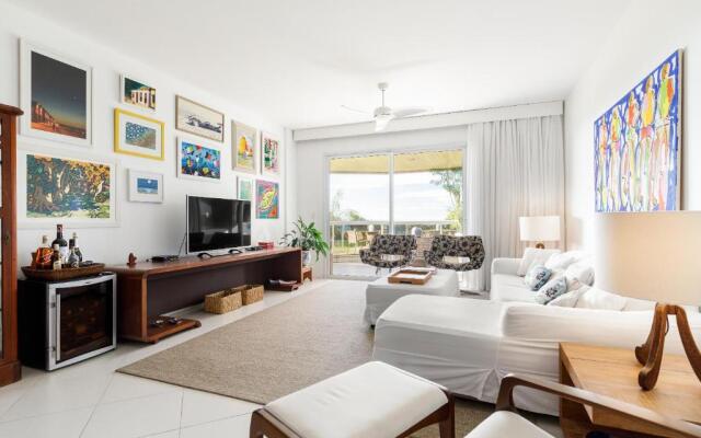 Apartamento com 4 suítes pé na areia