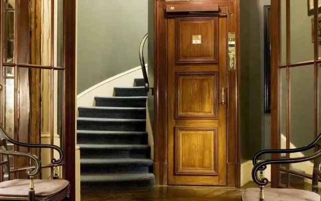Le Dokhan’s Paris Arc de Triomphe, a Tribute Portfolio Hotel