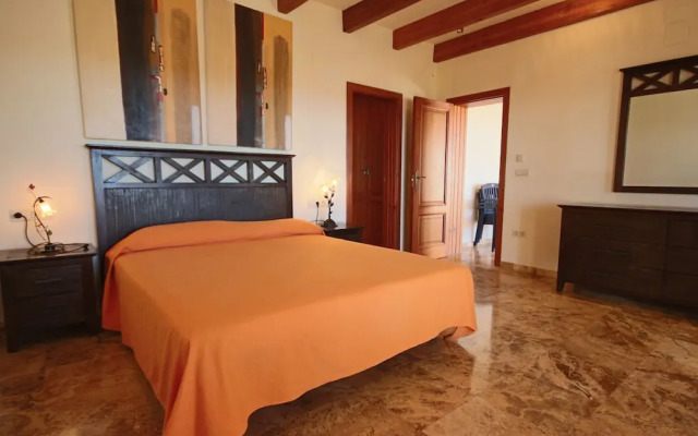 Private 4-bedroom Villa w/ Pool, Summer Kitchen & Expansive Living Space